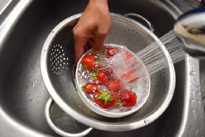 Rinsing fruit in sink