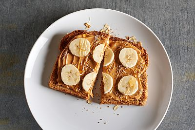 toast with peanut butter and bananas