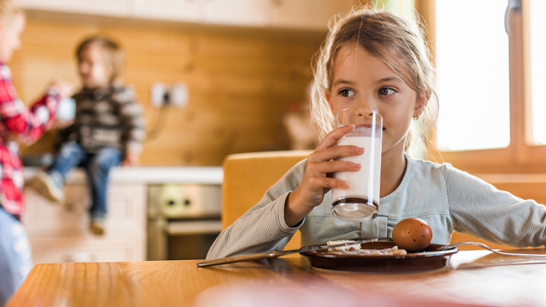 Make the most out of mornings with a healthy breakfast. Our dietitian offers tips and a five-day breakfast menu perfect for kids.