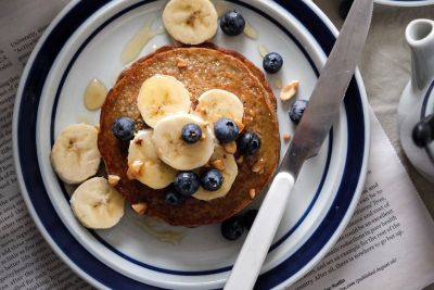 pancakes with bananas and blueberries